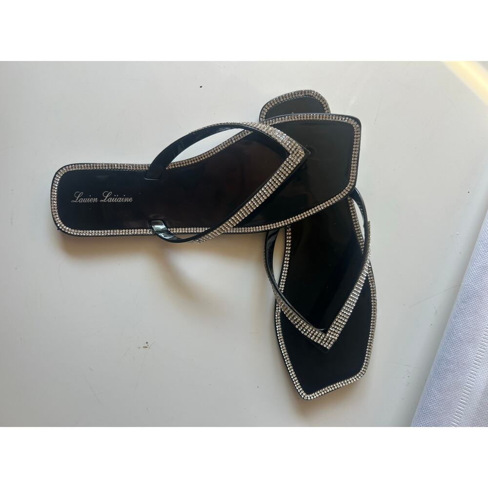 Laurie Lorraine sz 7.5 slip on sandal with crystal accents.
New in box.